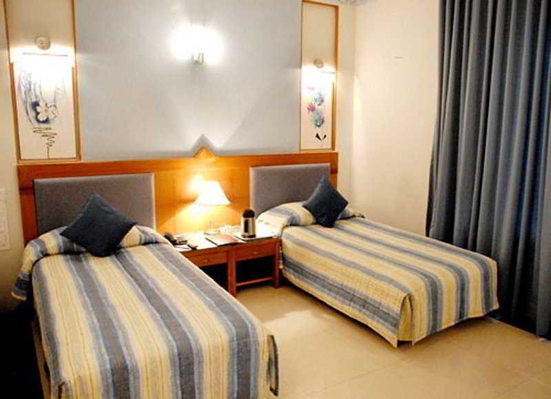 J P Cordial Hotel Бангалор Стая снимка
