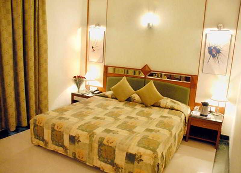 J P Cordial Hotel Бангалор Стая снимка